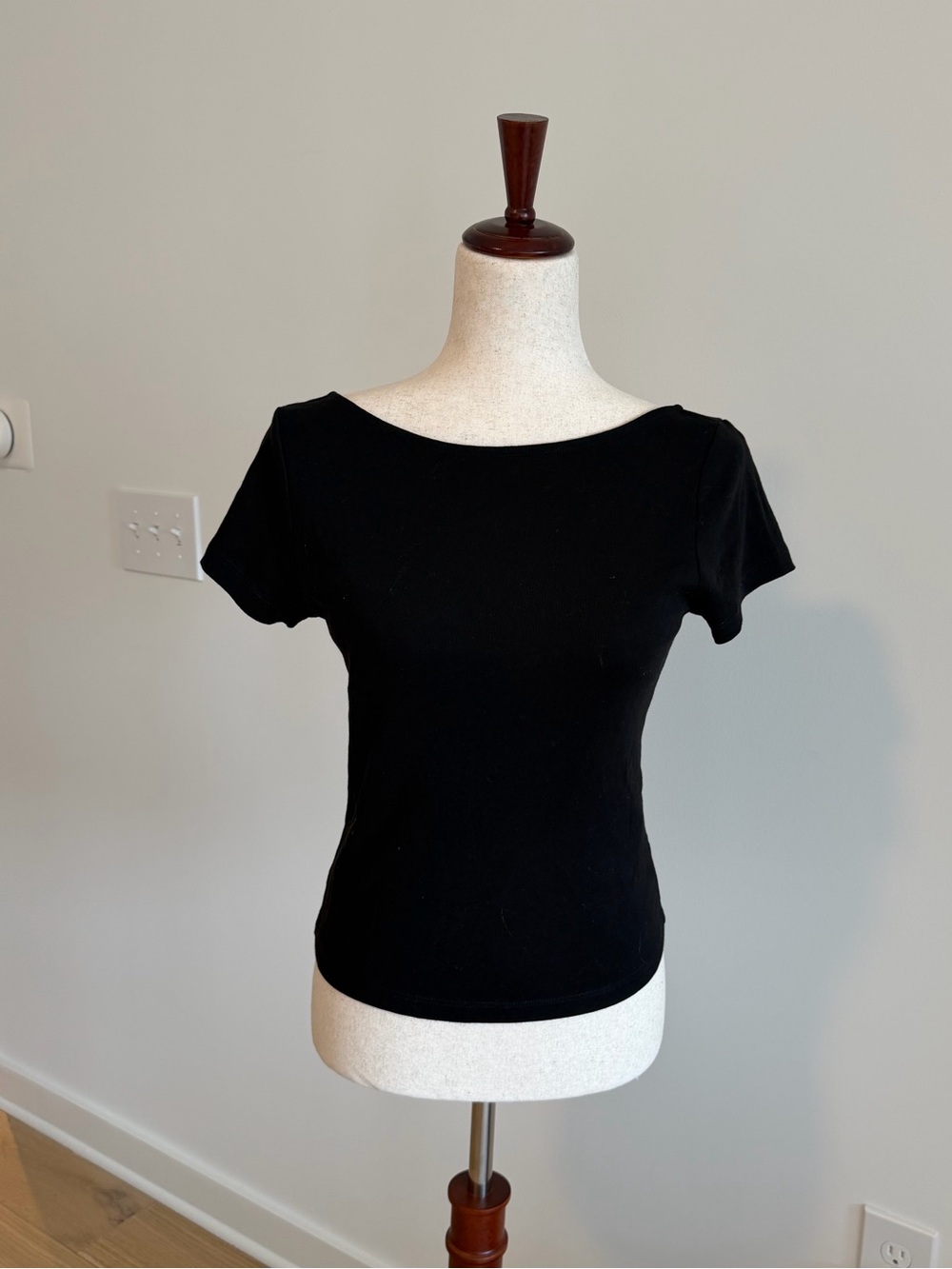 St. Agni - Black Short-Sleeve Scoop Neck Tee with Low Back - S